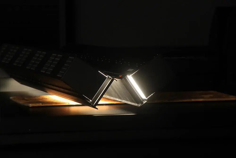 Warum 2.5D Digitalisierung für Kunstdrucke entscheidend ist. Ein Foto des Cruse Sychrontable Scanner, welcher der Künstler für die Digitalisierung seiner Ölgemälde verwendet.